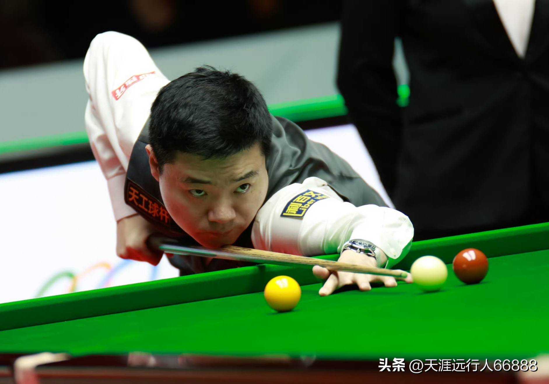 在纵深与背 在纵深与背