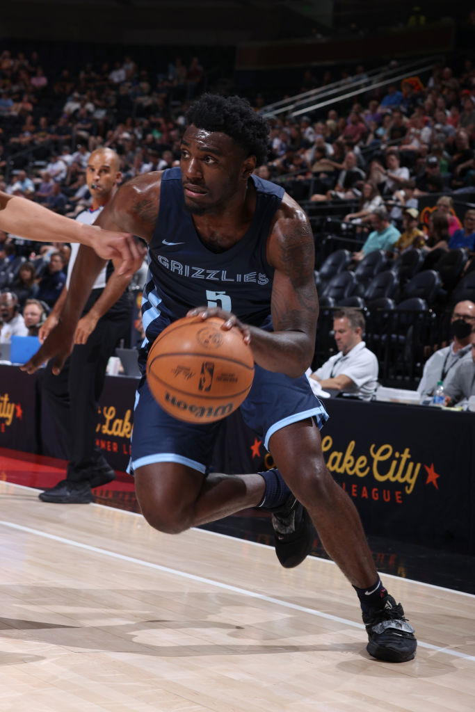 在主场通过 在主场通过